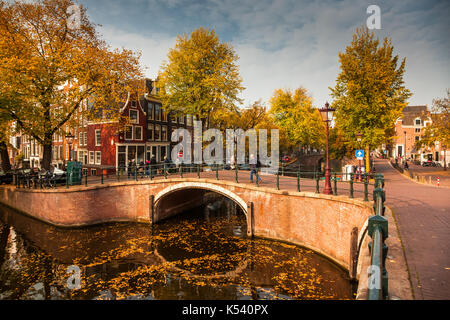 Schönen Grachten in Amsterdam im Herbst, Holland Stockfoto