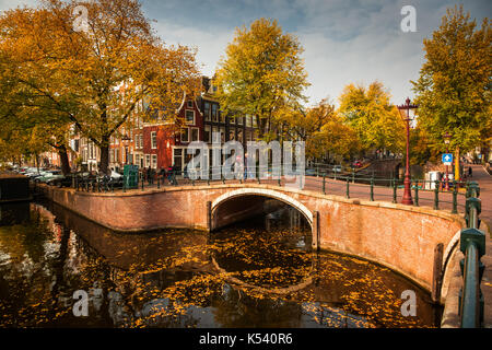 Schönen Grachten in Amsterdam im Herbst, Holland Stockfoto