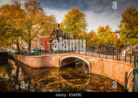 Schönen Grachten in Amsterdam im Herbst, Holland Stockfoto