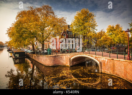 Schönen Grachten in Amsterdam im Herbst, Holland Stockfoto