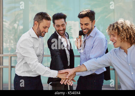 Porträt der jungen Unternehmer Hand in Hand gemeinsam in der Einheit Geste Stockfoto