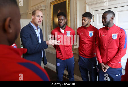 Der Herzog von Cambridge (links) Präsident des Fussballverbandes, spricht mit Josh Onomah, Jake und Clarke-Salter Fikayo Tomori bei einem Empfang für die Unter-20-England Fußball Team im Kensington Palace in London. Stockfoto