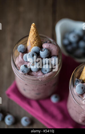 Nicecream - Icecream aus gefrorenen Bananen und Blaubeeren Stockfoto