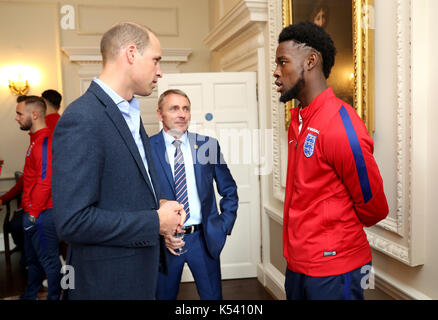 Der Herzog von Cambridge (links) Präsident des Fussballverbandes, spricht mit England U20 Manager Paul Simpson (Mitte) und Josh Onomah bei einem Empfang für die Unter-20-England Fußball Team im Kensington Palace in London. Stockfoto