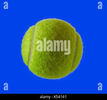 Neue Tennis ball auf blauem Hintergrund isoliert Stockfoto