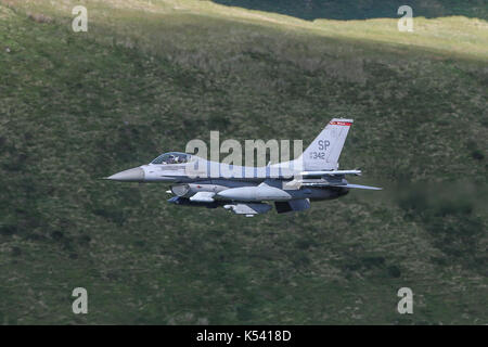 USAF F-16 niedrige Niveau der Ausbildung in der Mach loop Wales Stockfoto