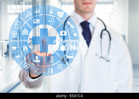 Arzt berühren AR futuristischen Computer Interface mit Konzept über Health Care Services, Krankenhaus Hintergrund Stockfoto