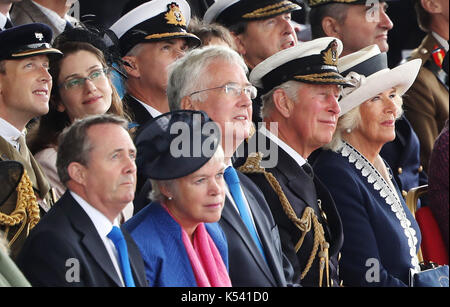 (Rechts - links) Internationale Sekretär Liam Fox, Frau Wendy, Verteidigungsminister Sir Michael Fallon, der Prinz von Wales und die Herzogin von Cornwall, bekannt als der Herzog und die Herzogin von Rothesay, während in Schottland, während einer Taufzeremonie der Flugzeugträger HMS Prince of Wales an der Königlichen Werft in Rosyth. Stockfoto