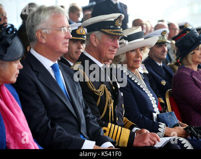 (Links-rechts) Dame Wendy Fallon, Verteidigungsminister Sir Michael Fallon, der Prinz von Wales und die Herzogin von Cornwall, bekannt als der Herzog und die Herzogin von Rothesay, während in Schottland, während einer Taufzeremonie der Flugzeugträger HMS Prince of Wales an der Königlichen Werft in Rosyth. Stockfoto