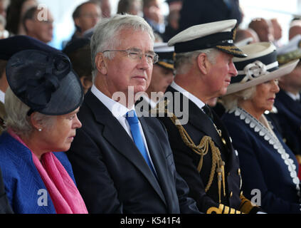 (Links-rechts) Dame Wendy Fallon, Verteidigungsminister Sir Michael Fallon, der Prinz von Wales und die Herzogin von Cornwall, bekannt als der Herzog und die Herzogin von Rothesay, während in Schottland, während einer Taufzeremonie der Flugzeugträger HMS Prince of Wales an der Königlichen Werft in Rosyth. Stockfoto