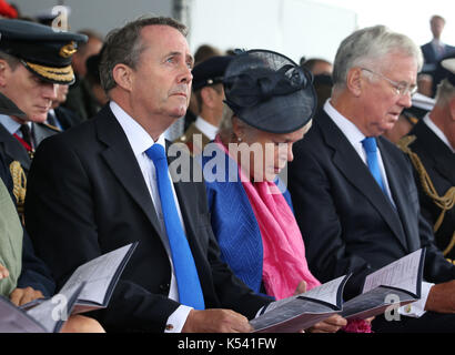 (Rechts - links) Internationale Sekretär Liam Fox, Frau Wendy und Verteidigungsminister Sir Michael Fallon, während einer Taufzeremonie der Flugzeugträger HMS Prince of Wales an der Königlichen Werft in Rosyth. Stockfoto