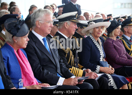 (Links-rechts) Dame Wendy Fallon, Verteidigungsminister Sir Michael Fallon, der Prinz von Wales und die Herzogin von Cornwall, bekannt als der Herzog und die Herzogin von Rothesay, während in Schottland, während einer Taufzeremonie der Flugzeugträger HMS Prince of Wales an der Königlichen Werft in Rosyth. Stockfoto