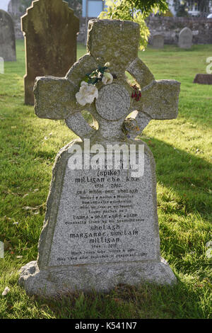 Der Spike Milligan Grabstein mit der Inschrift "Ich habe euch gesagt, dass ich krank war" in Gälisch geschrieben, Thomaskirche, Winchelsea, East Sussex. DE Stockfoto