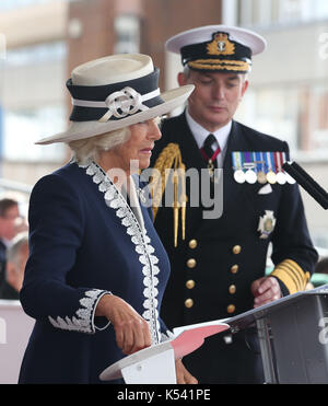 Die Herzogin von Cornwall, bekannt als die Herzogin von Rothesay, während in Schottland, drückt die Taste eine Flasche Whisky während der taufzeremonie der Flugzeugträger HMS Prince of Wales an der Königlichen Werft in Rosyth zu lösen. Stockfoto