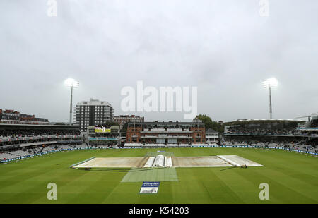 Regen stoppt die Wiedergabe während der Tag zwei des dritten Investec Testspiel auf Lord's, London. Stockfoto