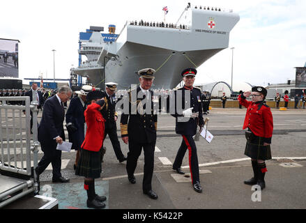 Der Prinz von Wales und die Herzogin von Cornwall, bekannt als der Herzog und die Herzogin von Rothesay, während in Schottland, kommen für die Taufe der Flugzeugträger HMS Prince of Wales an der Königlichen Werft in Rosyth. Stockfoto