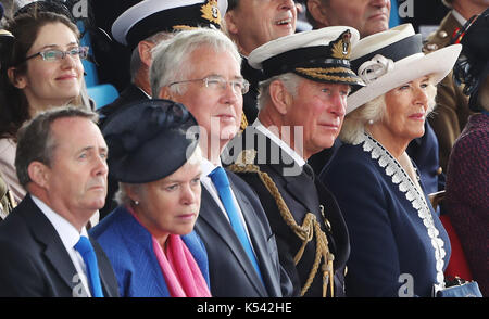 (Rechts - links) Internationale Sekretär Liam Fox, Frau Wendy, Verteidigungsminister Sir Michael Fallon, der Prinz von Wales und die Herzogin von Cornwall, bekannt als der Herzog und die Herzogin von Rothesay, während in Schottland, während einer Taufzeremonie der Flugzeugträger HMS Prince of Wales an der Königlichen Werft in Rosyth. Stockfoto