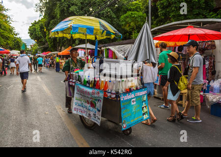 CHIANG MAI, THAILAND - 6/13/2015: Ein Getränk Anbieter drückt seine Karre durch die Sunday Walking Street Market. Stockfoto