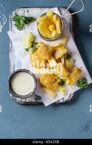 Fisch und Chips mit Sauce Stockfoto