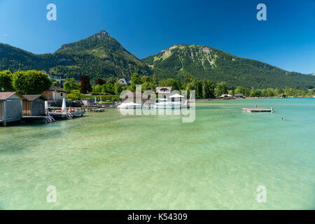 Bootshäuser bei Strobl am Wolfgangsee, Salzkammergut, Österreich Bootshäuser in Strobl am Wolfgangsee, Salzkammergut, Österreich Stockfoto