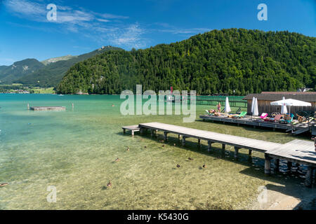 Bootsteg bei Strobl am Wolfgangsee, Salzkammergut, Österreich Bootsteg in Strobl am Wolfgangsee, Salzkammergut, Österreich Stockfoto