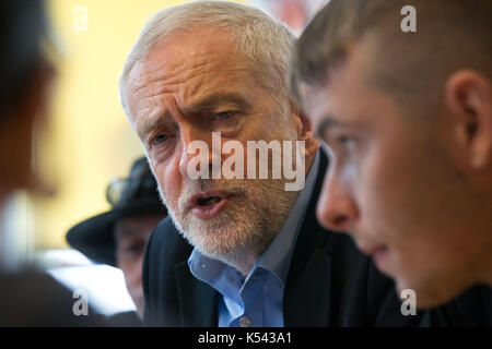 Der Führer der Jeremy Corbyn spricht mit ehrwürdigen Personen und Freiwilligen als besucht er die Hoffnung, die hilft, Wohnungslosigkeit und Armut in Northampton Süden entlasten. Stockfoto