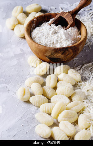 Rohen ungekochten Kartoffel Gnocchi Stockfoto