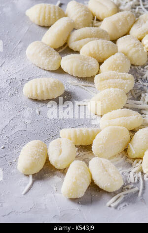 Rohen ungekochten Kartoffel Gnocchi Stockfoto