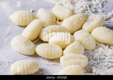 Rohen ungekochten Kartoffel Gnocchi Stockfoto