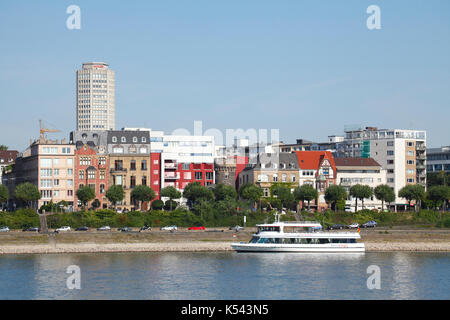 Konrad-Adenauer-Ufer, Wohnhäuser, Hochhaus Ringturm, Köln, Nordrhein-Westfalen, Deutschland I Hochhaus und Häuser am Rhein bei Konrad-Adenau Stockfoto