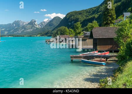 Bootshäuser bei St. Gilgen am Wolfgangsee, Salzkammergut, Österreich Bootshäuser bei St. Gilgen am Wolfgangsee, Salzkammergut, aus Stockfoto