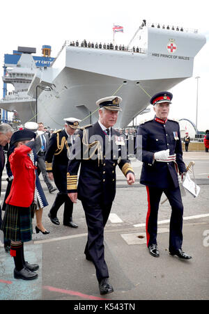 Der Prinz von Wales und die Herzogin von Cornwall, bekannt als der Herzog und die Herzogin von Rothesay, während in Schottland, kommen für die Taufe der Flugzeugträger HMS Prince of Wales an der Königlichen Werft in Rosyth. Stockfoto