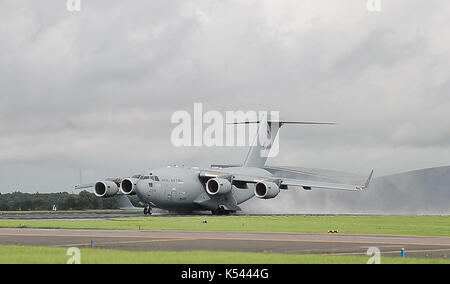 Ein Flugzeug der Royal Air Force C-17 Globemaster III, das mit DFID-Hilfsgütern beladen ist, hebt von Brize Norton, Oxfordshire, ab, um in die vom Hurrikan Irma betroffenen Gebiete zu gelangen, während Winde von bis zu 175 km/h Tod und Zerstörung im Atlantik hinterließen. Stockfoto