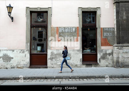 Eine Frau an der Seite des Lemberg/Bergbau Herstellung Café, auf Ruska Straße im Zentrum von Lviv, Ukraine, am 28. August 2017. Die Gegend ist inclu Stockfoto