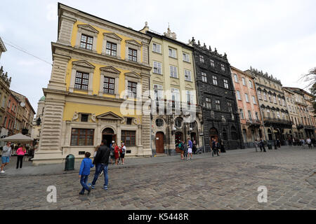 Traditionelle Architektur auf Rynok Square im Zentrum von Lviv, Ukraine, am 28. August 2017. Die Fläche wird auf der UNESCO-Liste des Weltkulturerbes eingetragen. Stockfoto