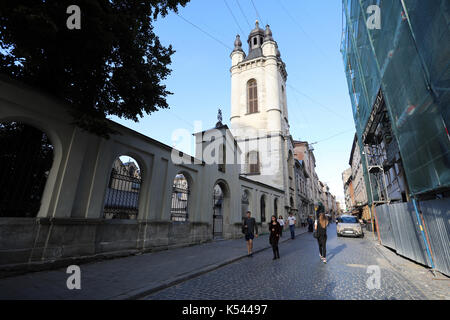 Fußgänger vorbei die armenische Kathedrale auf Virmenska St im Zentrum von Lviv, Ukraine, am 28. August 2017. Die Fläche wird auf der UNESCO-Ihr enthalten Stockfoto