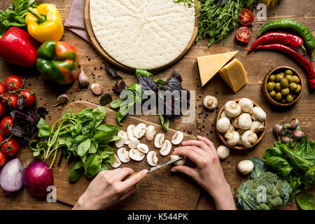 Frau schneiden Pilze Stockfoto