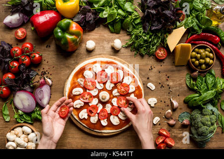 Die hausgemachte Pizza mit frischen Zutaten Stockfoto