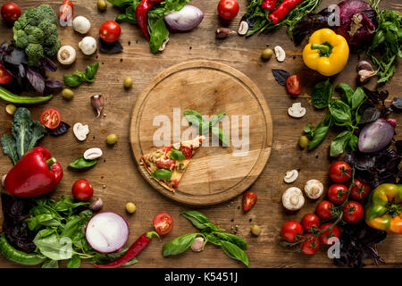 Pizza auf Holzbrett Stockfoto