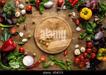 Pizza auf Holzbrett Stockfoto