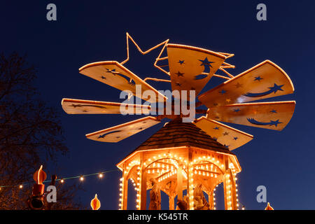 Weihnachtspyramide auf dem Weihnachtsmarkt in Erbach im Odenwald, Hessen, Deutschland Stockfoto