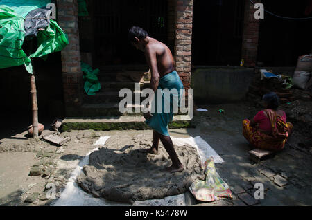 Kolkata, Indien. 07 Sep, 2017. Ein Potter die Verarbeitung der Schlamm ist für die Herstellung von tongefäßen in einem töpferdorf am 7. September 2017 in Südafrika 24-Parganas, West Bengal, Indien nutzbar zu machen. Credit: Avijit Ghosh/Pacific Press/Alamy leben Nachrichten Stockfoto