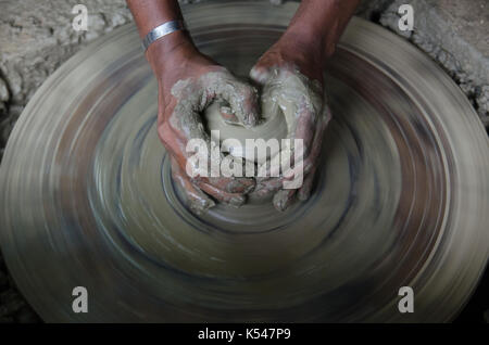 Kolkata, Indien. 07 Sep, 2017. Ein Potter, Tongefäße in seinem Workshop mit töpferscheibe am 7. September 2017 in Südafrika 24-Parganas, West Bengal, Indien. Credit: Avijit Ghosh/Pacific Press/Alamy leben Nachrichten Stockfoto