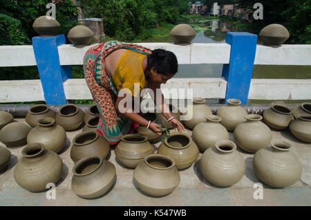 Kolkata, Indien. 07 Sep, 2017. Eine Frau trocknen unvollendete Tongefäße in einem töpferdorf am 7. September 2017 in Südafrika 24-Parganas, West Bengal, Indien. Credit: Avijit Ghosh/Pacific Press/Alamy leben Nachrichten Stockfoto