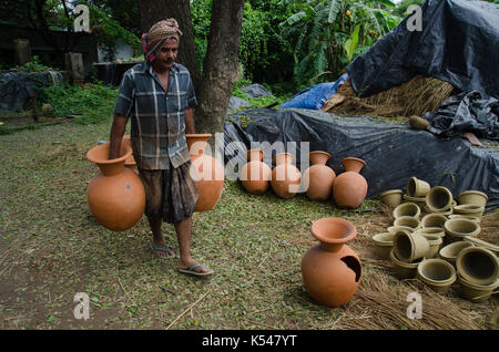 Kolkata, Indien. 07 Sep, 2017. Ein Potter die Tongefäße in einem töpferdorf am 7. September 2017 in Südafrika 24-Parganas, West Bengal, Indien. Credit: Avijit Ghosh/Pacific Press/Alamy leben Nachrichten Stockfoto