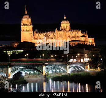 Salamanca Skyline bei Nacht beleuchtet und Enrique Esteban Brücke über den Fluss Tormes in Spanien Stockfoto
