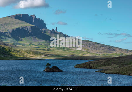 Loch Fada und alten Mann Storr, Isle of Skye, Innere Hebriden, Schottland, Vereinigtes Königreich Stockfoto