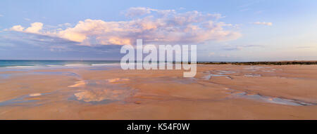 Cable Beach bei Sonnenaufgang. Broome, Western Australia Stockfoto