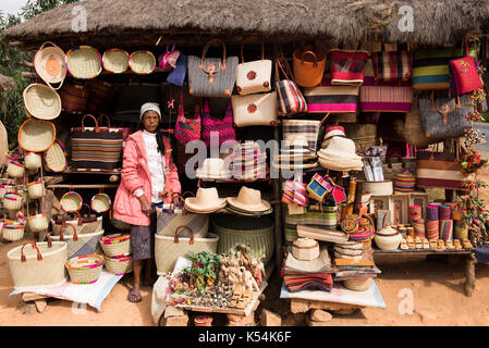 Roadside store mit Kunsthandwerk aus Sisal, Amboasary, Madagaskar, Stockfoto