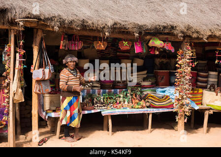 Roadside store mit Kunsthandwerk aus Sisal, Amboasary, Madagaskar, Stockfoto